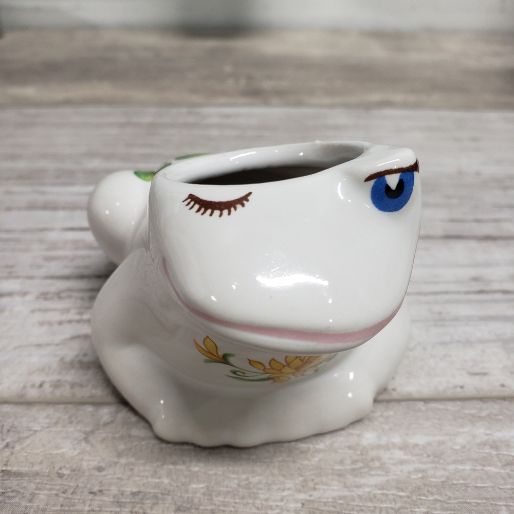 Vintage Avon Whimsical Mini Frog Ceramic Planter White Floral Winking 1980